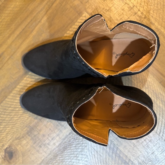 NWOT Black with Design Trim Women’s Ankle Booties - Picture 4 of 10